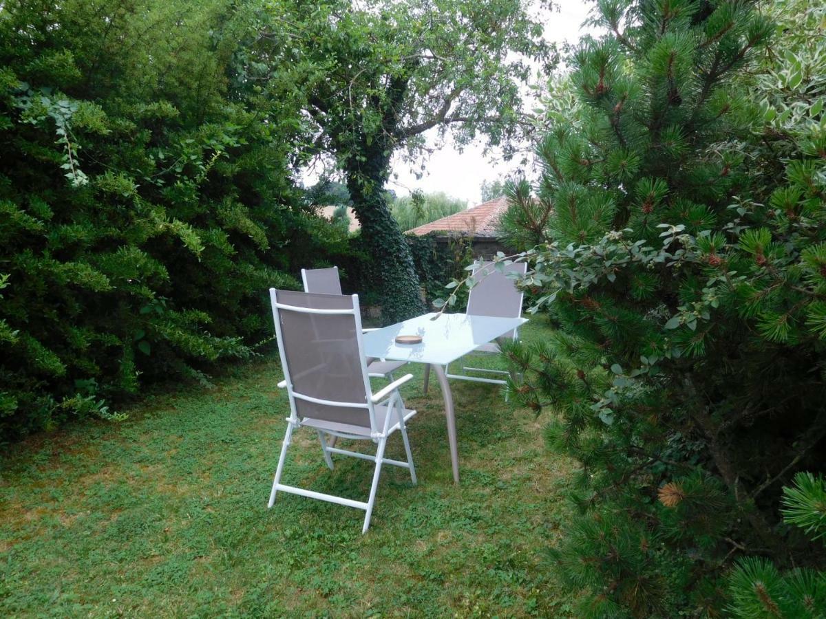 La Chambre D'Amis La Costignieres Montgueux Luaran gambar